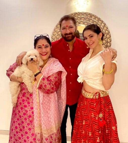 Shivaleeka Oberoi with her parents