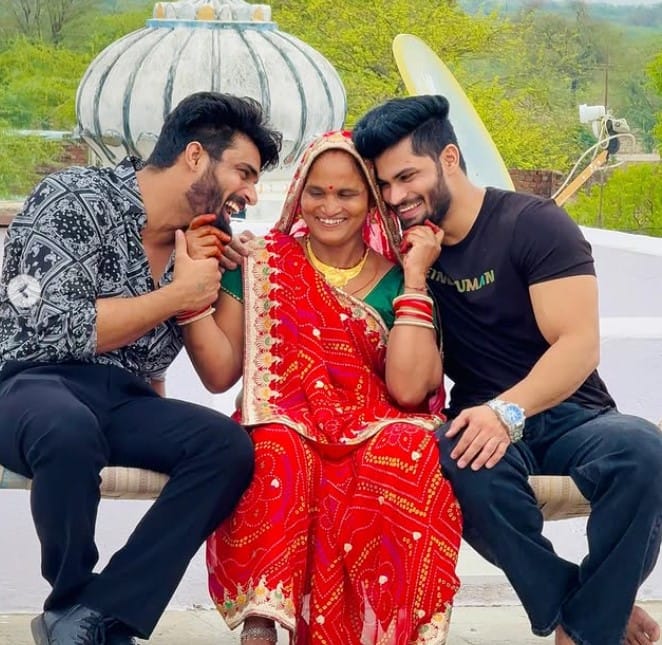 Pawan Sahu with his mother and brother