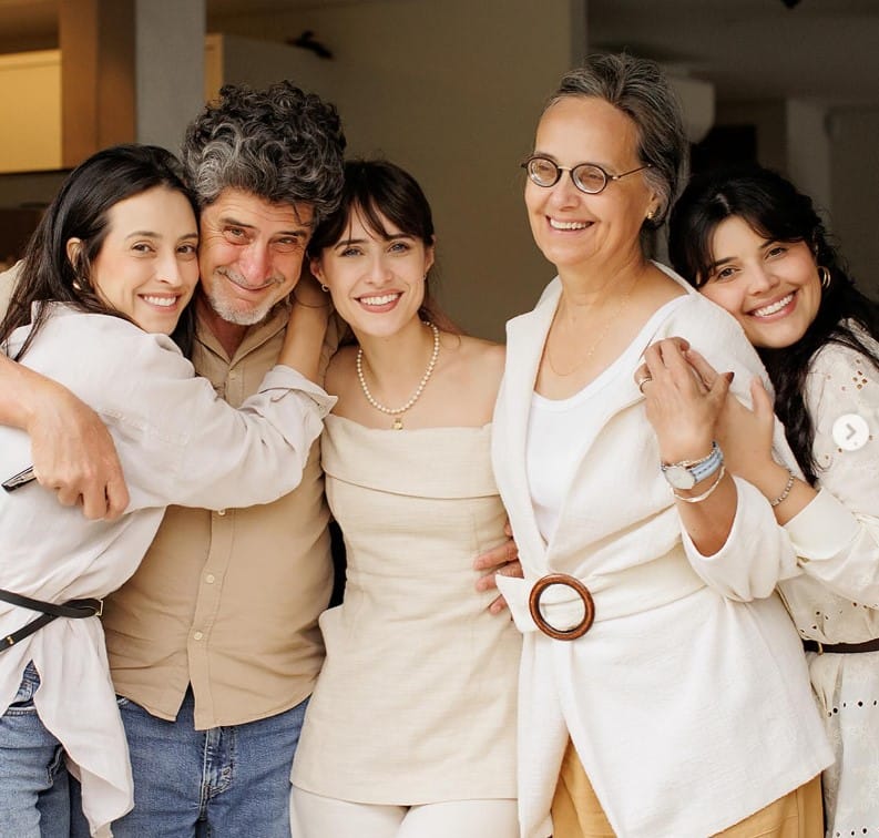 Julia Alcantara with her parents and sisters