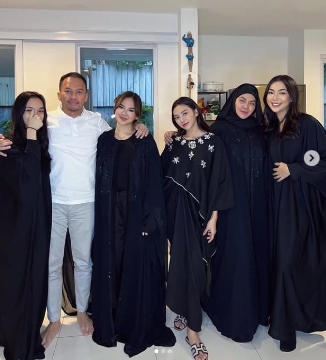 Shania Salsabila with her family