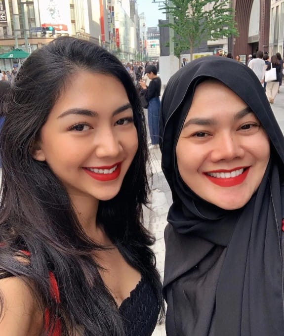 Shania Salsabila with her mother