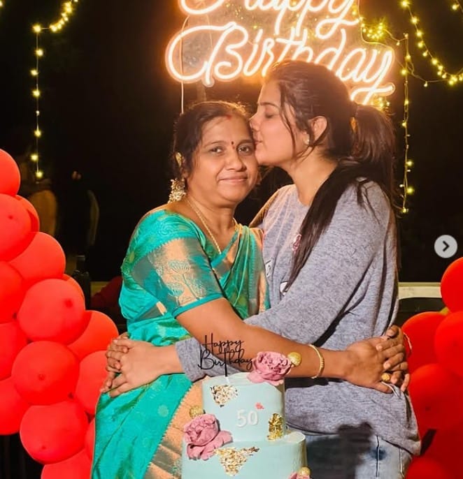 Abinavya Deepak with her mother