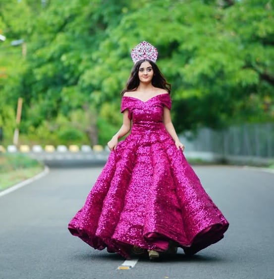 Bindass Kavya height