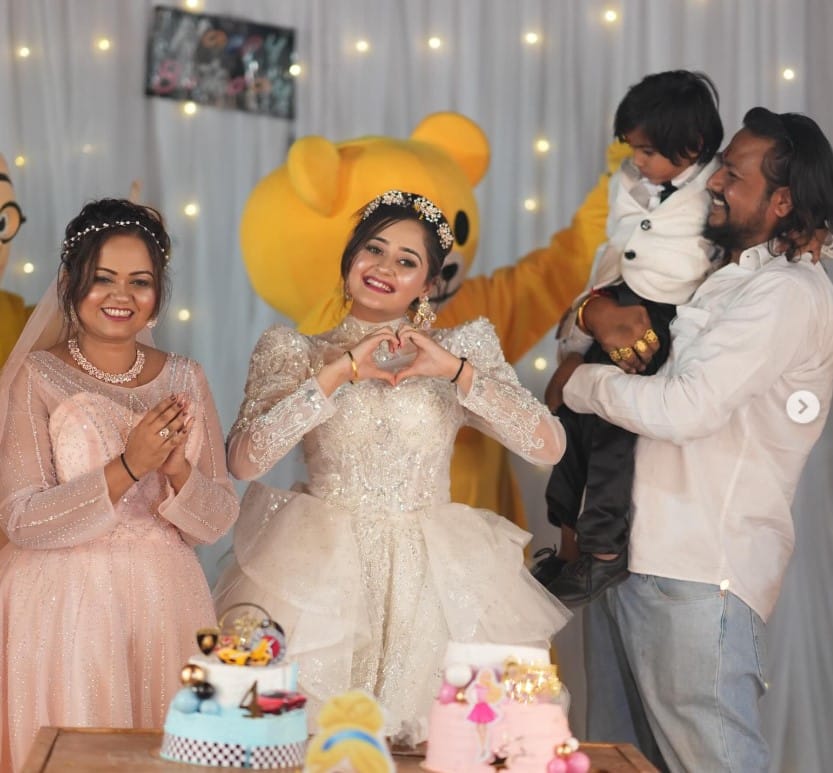 Bindass Kavya with her parents and brother