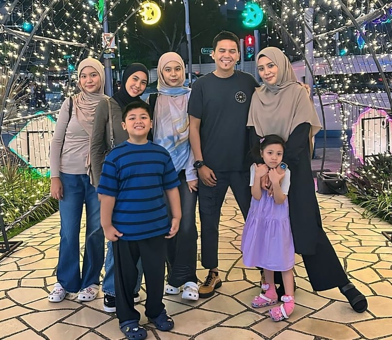 Diah Mastura with her husband and kids