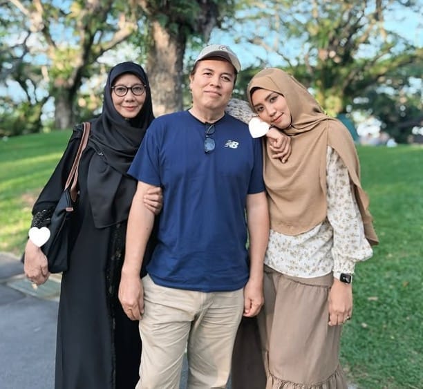 Diah Mastura with her parents