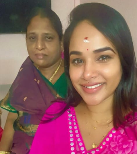 Hensha Deepan with her mother