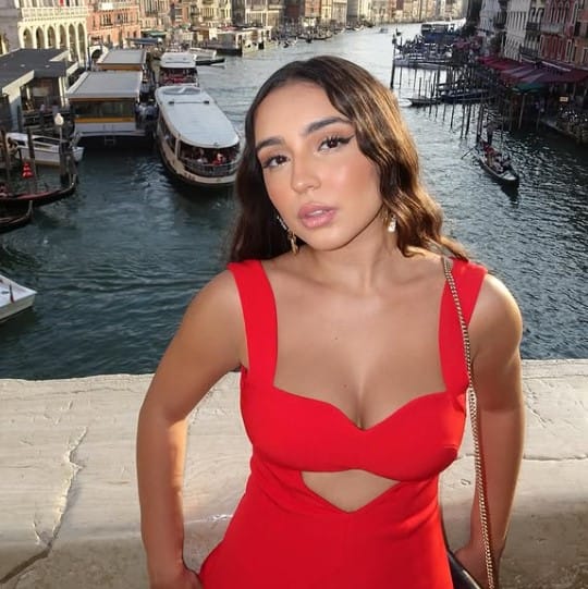 Sabrina Viana bio