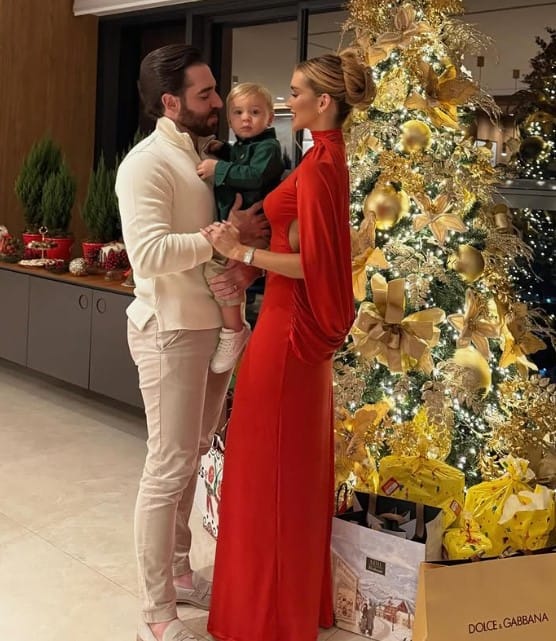 Nathália Rezende Penna with her husband and son
