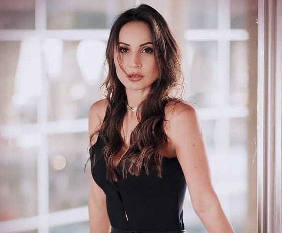 Paola Rodrigues bio