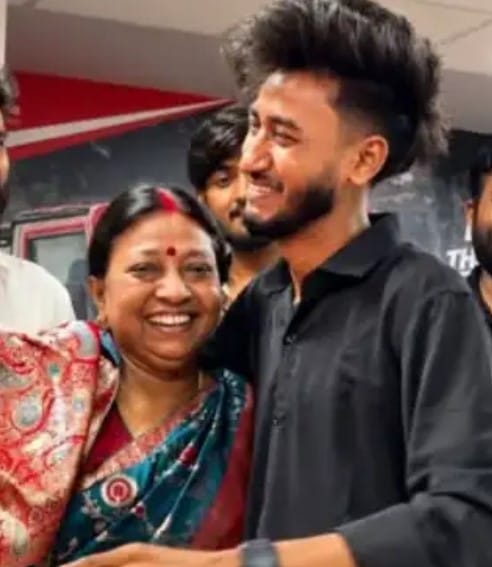 Aaryan Kelvin with his mother