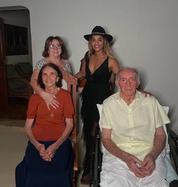 Lucy Alves with her family