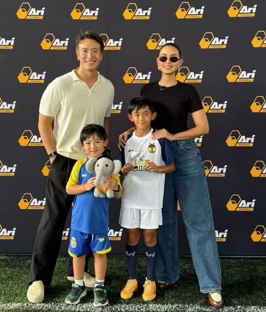 Vicki Jett with her husband and kids