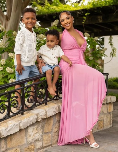Dacoda Nichole with her kids