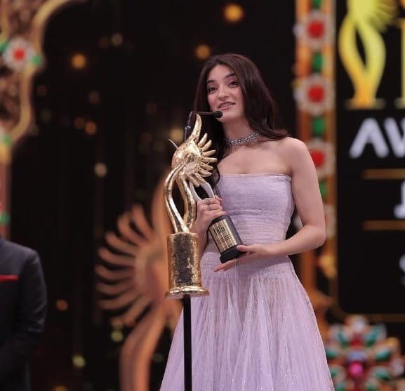 Pratibha Ranta won Star Debut of the Year – Female award for ‘Laapataa Ladies’ at the 25th International Indian Film Academy Awards (IIFA)