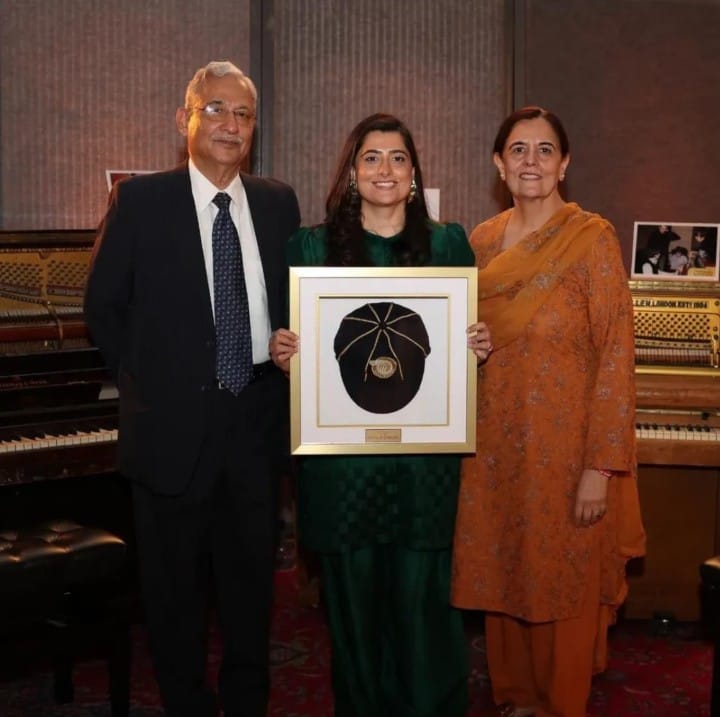 Sana Mir with her parents