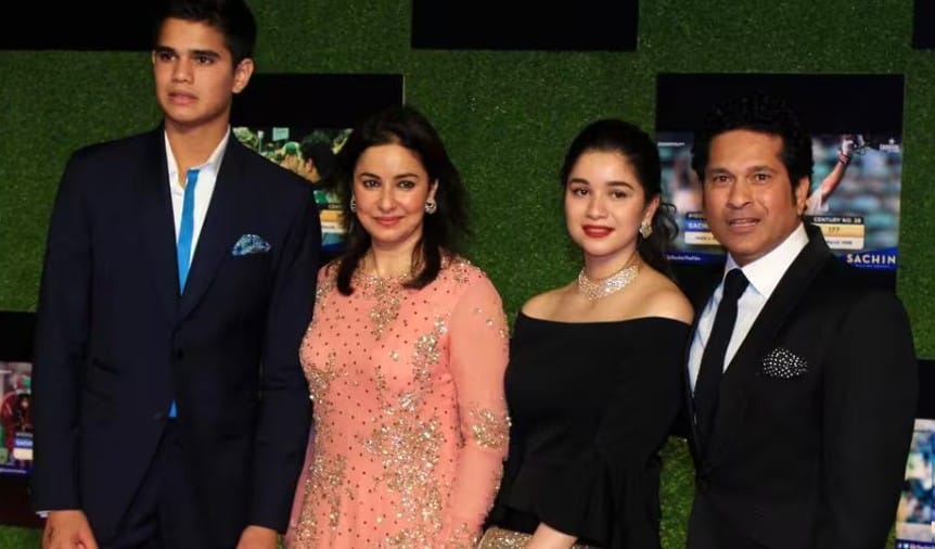 Sara Tendulkar with her parents and brother