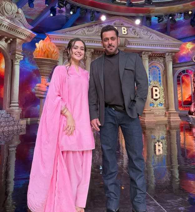 Rishita Kothari with Salman Khan on the set of Bigg Boss while promoting her serial Seher Hone Ko Hai